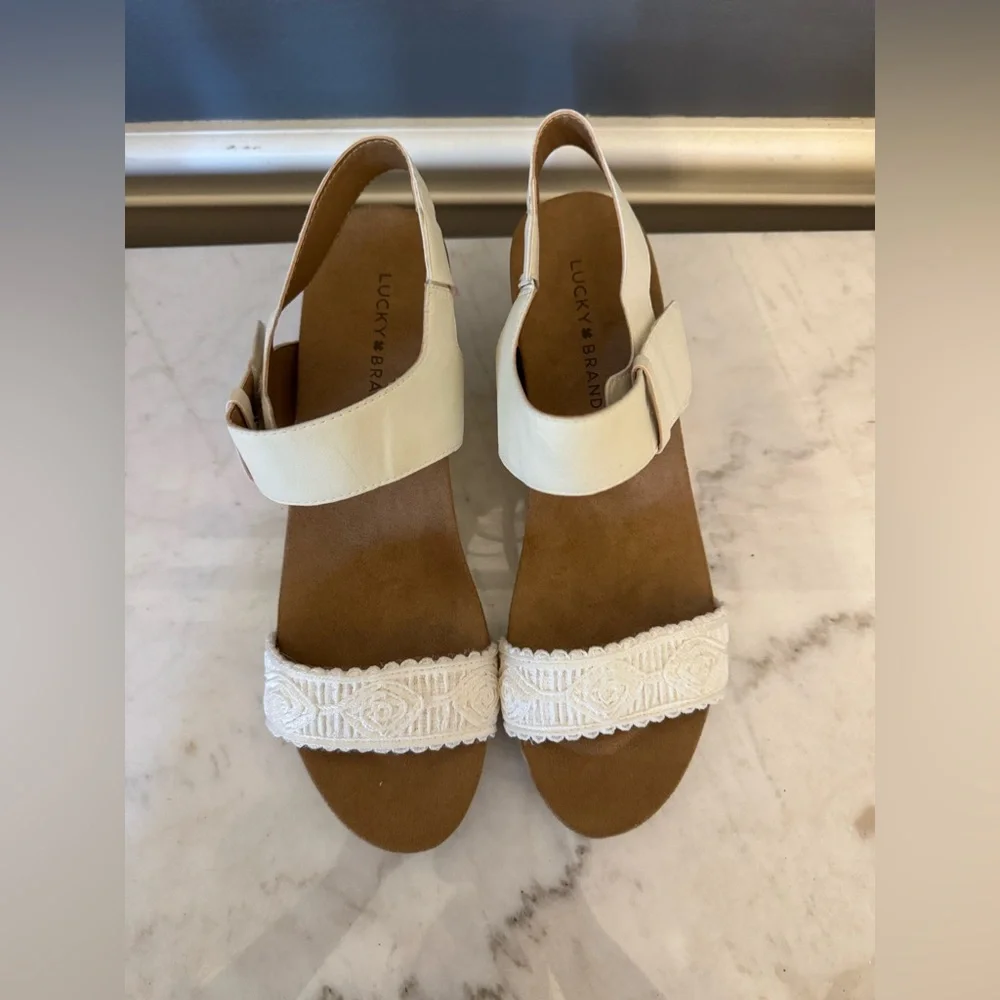 Lucky Brand White Wedge Heel Sandals. New. Size 9.5 - Picture 3 of 5